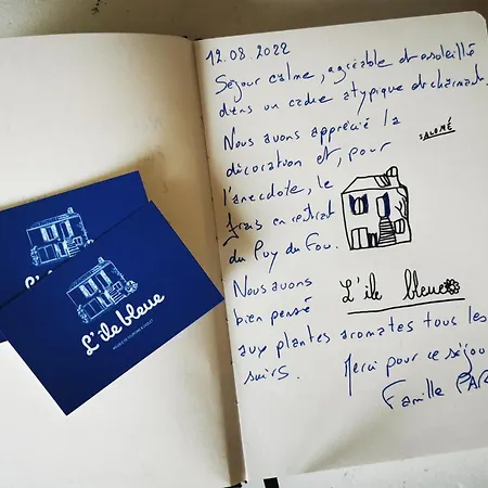 Lile Bleue, Un Parfum De Voyage شوليه